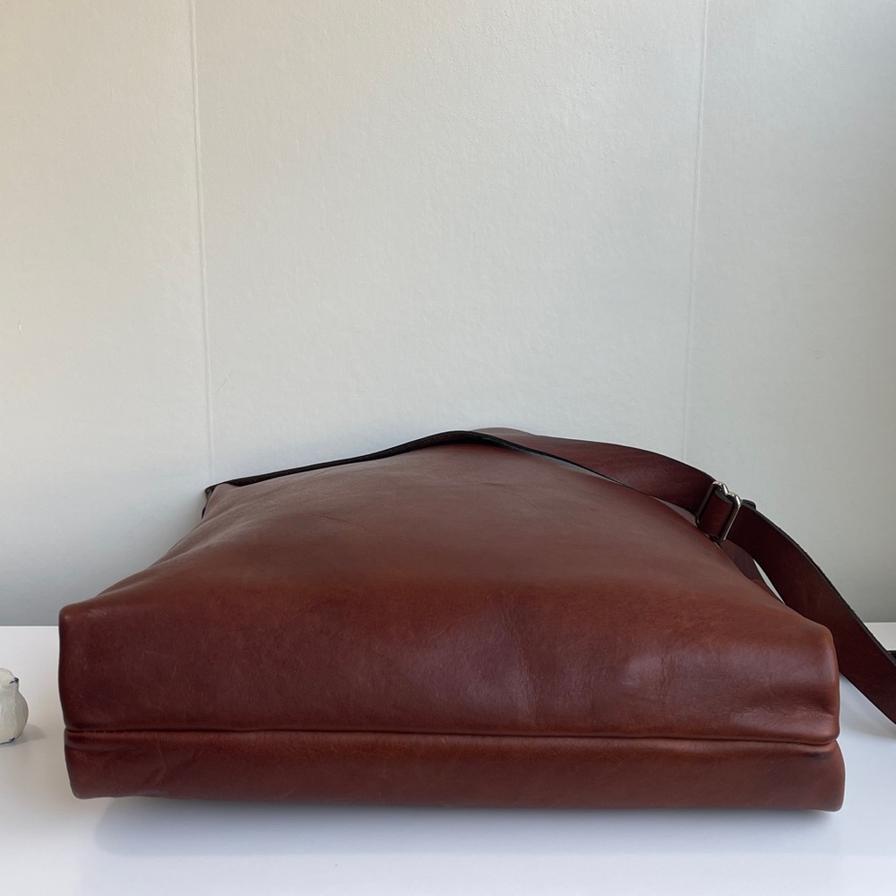 Paterson Salisbury Full Grain New Zealand Tasman Cow Leather Bucket Bag - Picture 11 of 16